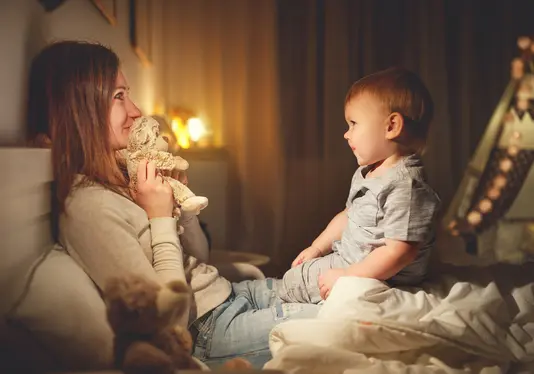 Weg-ins-Haus-Familie Mutter mit Kind im Schlafzimmer