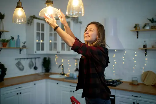 Frau und Lampen